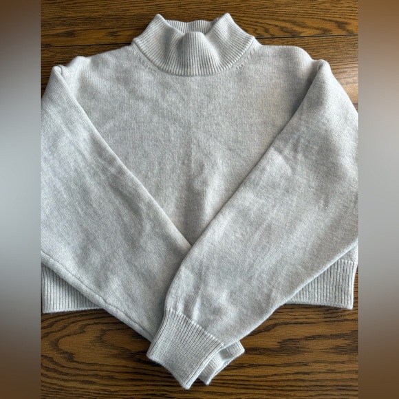 Aritzia Wilfred Free Cropped Light Gray Harper Turtleneck Sweater Size M Merino - Picture 6 of 6